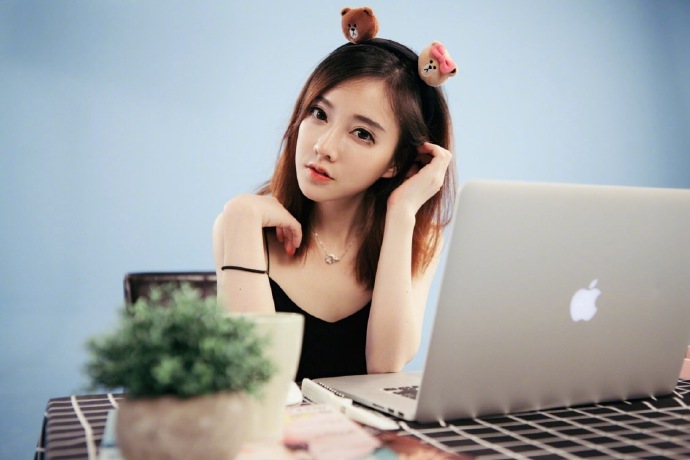 冯提莫新歌反响不如童话镇 直播痛哭_国内动态 - 07073产业频道