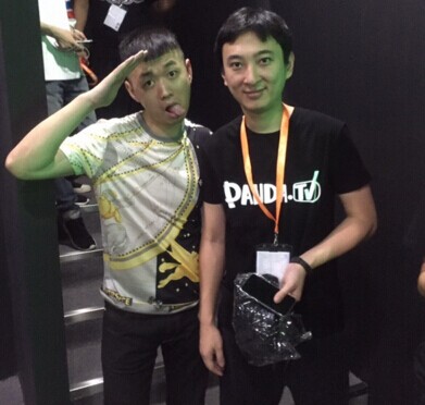 男主播为500块连抽自己耳光 药水哥堪称真男人