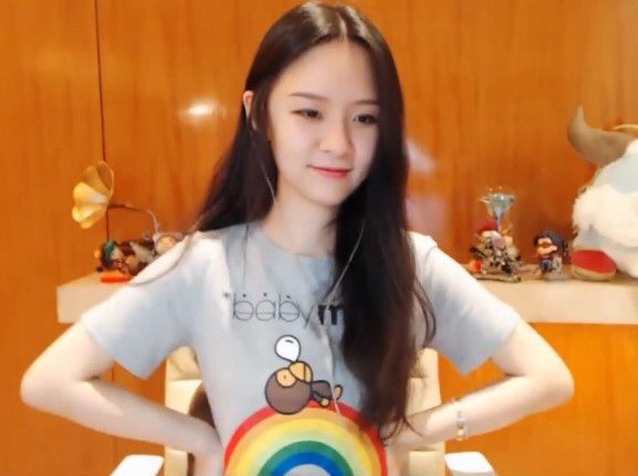 阿冷直播一月抵冯提莫两年 现收获4000万礼物_产业八卦 - 07073产业频道