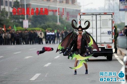 网络恶搞双刀短裤男 是该“猥琐”还是该同情 - 07073游戏网 – 一站式服务网页游戏新媒体 07073.com