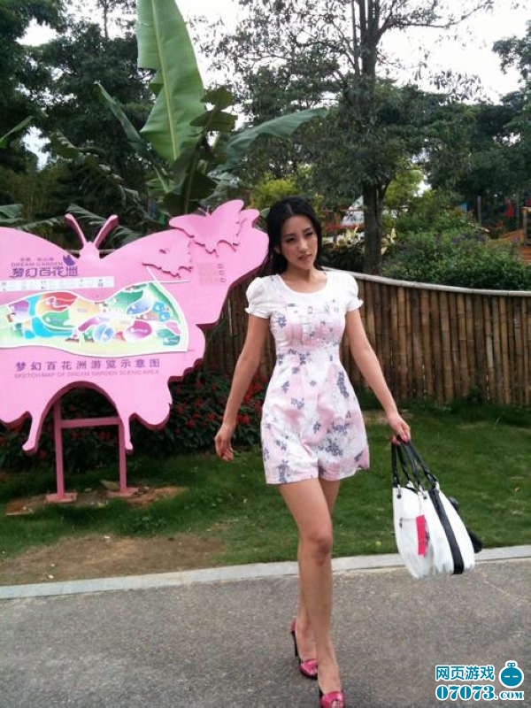 黑丝女秘胡允儿变身性感桌球女