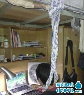 大学生在宿舍头悬梁玩网络游戏_热点追踪_0