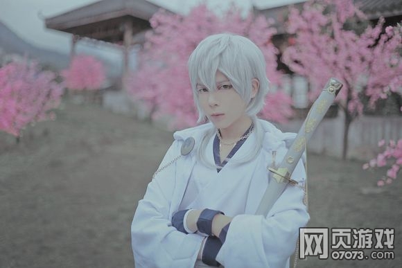 刀剑乱舞鹤丸国永COS欣赏 你在等待什么的惊吓 鹤丸国永CN:孜进 微博:养三角龙的孜进 妆面拍摄@强壮的马梦玥 后期@强壮的马梦玥 协力@泡泡茶壶_花九 想了解更多请关注 @派兑文化