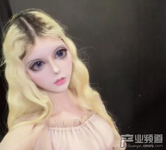 真人芭比娃娃网红快手直播卸妆 翻眼超恐怖!