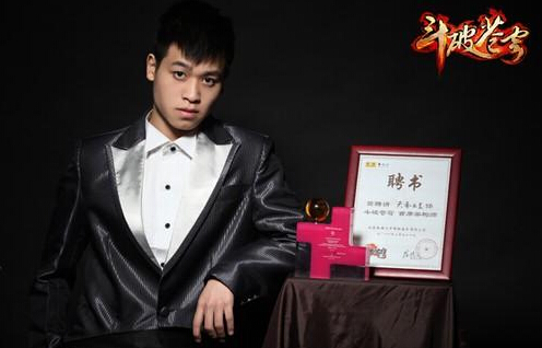 天蚕土豆直播玩王者荣耀 堂姐刷礼物秀恩爱