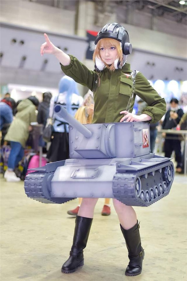 俄罗斯少女cos卡秋莎 腰间坦克彰显战斗民族气息
