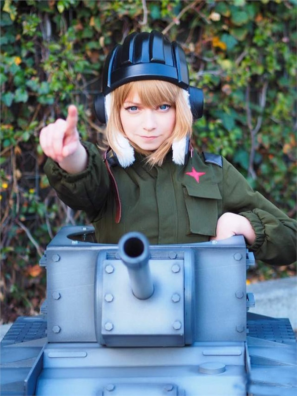 俄罗斯少女cos卡秋莎 腰间坦克彰显战斗民族气息
