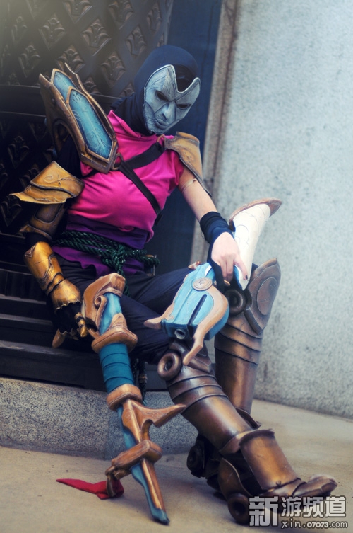 国外美女cos英雄联盟戏命师烬 身材高挑造型传神