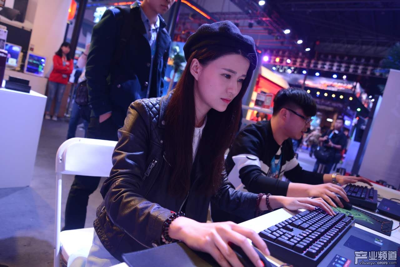 lols6官方解说苏小妍 与微笑大神的爱爱爱.哎